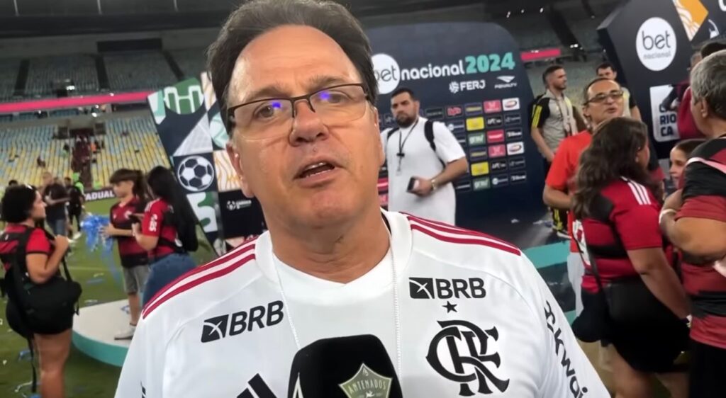 Vice-presidente do Flamengo, Dunshee falou longamente sobre estádio e SAF em entrevista no gramado do Maracanã após título carioca