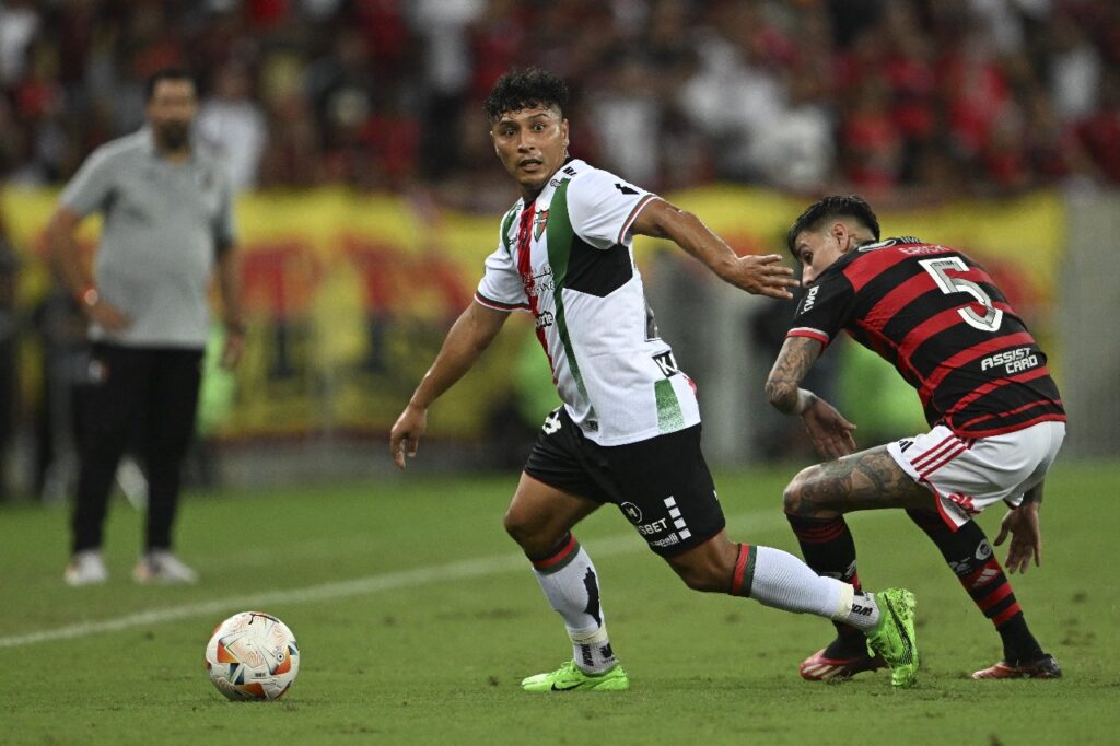 Erick Pulgar, do Flamengo, tenta recuperar a bola de jogador do Palestino, pela Libertadores 2024