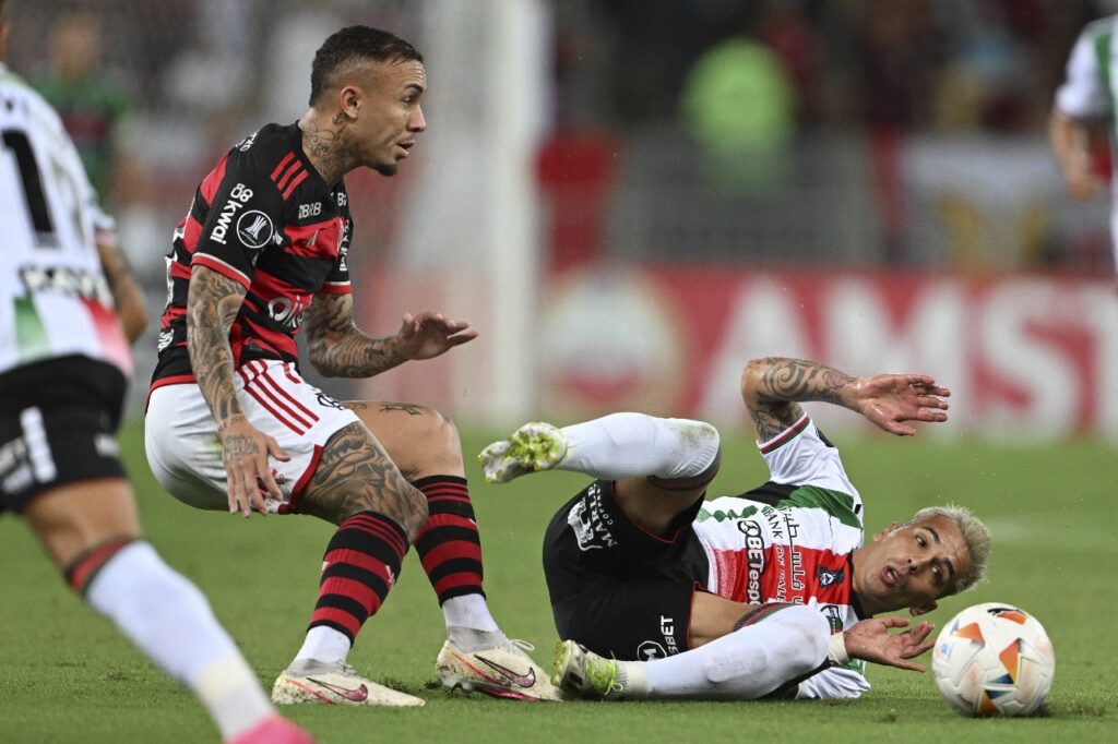Everton Cebolinha tenta seguir com a jogada; atacante do Flamengoperdeu muitas chance de gol contra o Palestino