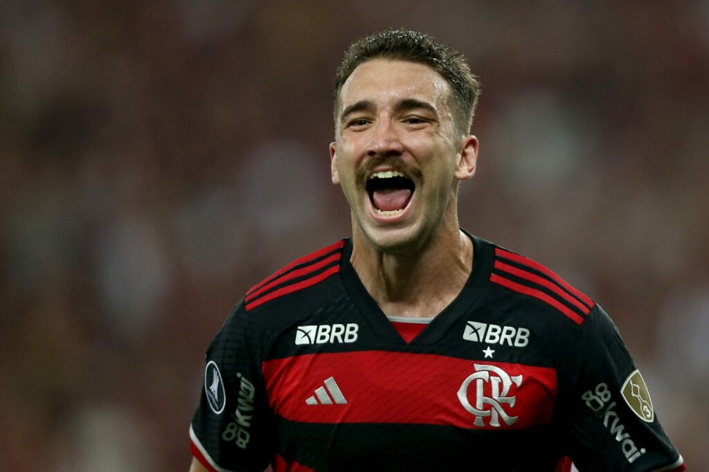 Léo Ortiz comemora gol com a camisa do Flamengo; defensor deve ser titular em Bragantino x Flamengo