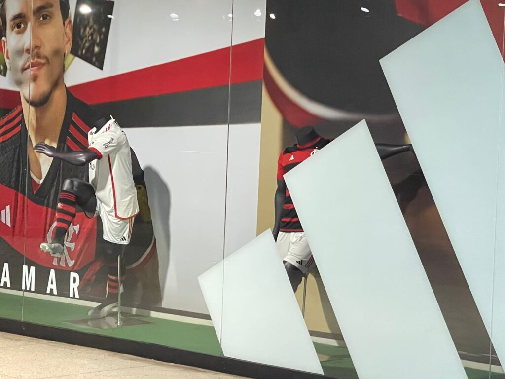 Flamengo aceita reduzir royalties sobre cada peça em troca de garantia que Adidas diminuirá preços ao consumidor para aumentar vendas totais