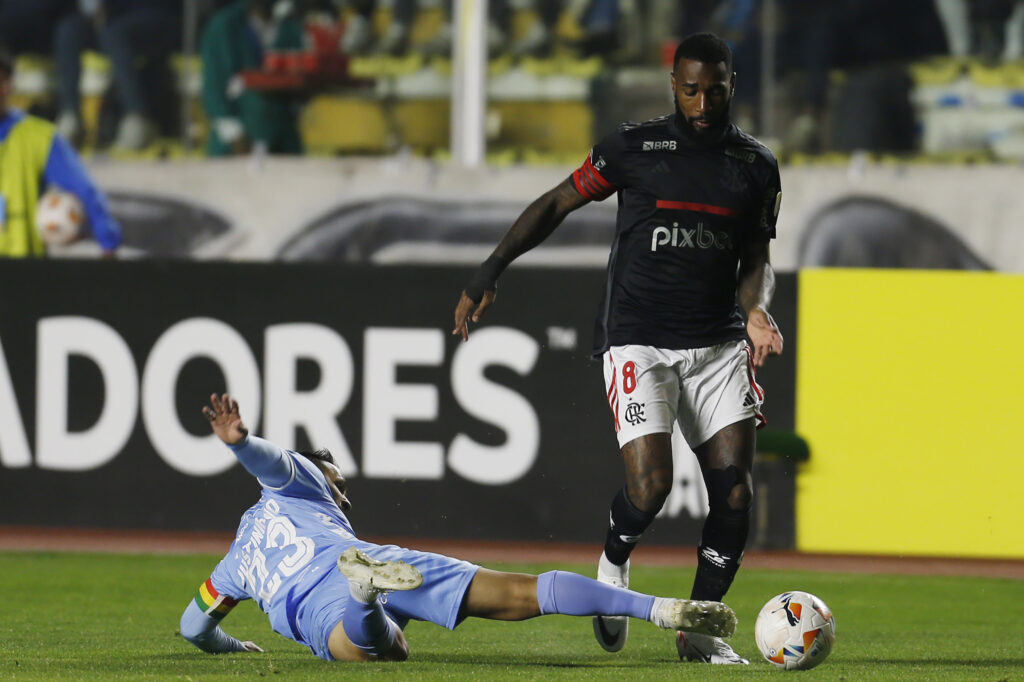 Disputa no meio de campo entre Flamengo e Bolívar, na Libertadores