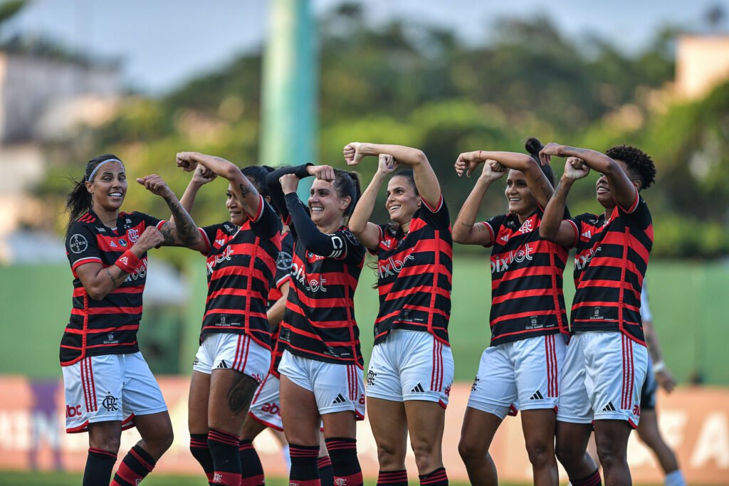 Jogadoras do Flamengo celebram goleada no Brasileirão Feminino; Isadora destacou a importância da vitória contra o Santos