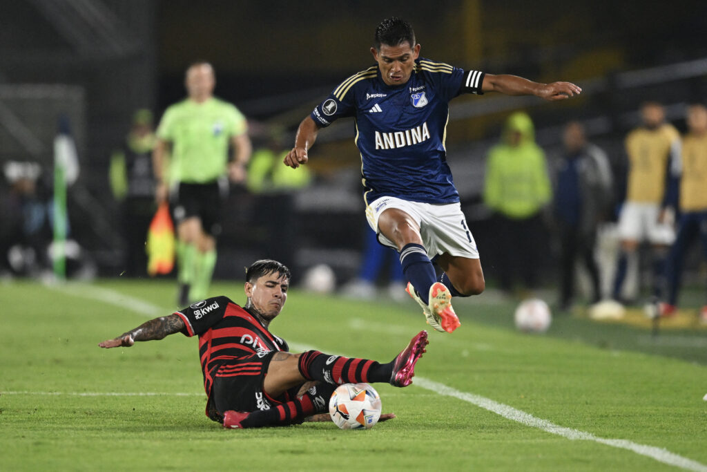 Pulgar dá carrinho em jogador adversário; Flamengo e Millonarios ficaram no empate por 1 a 1 na Libertadores