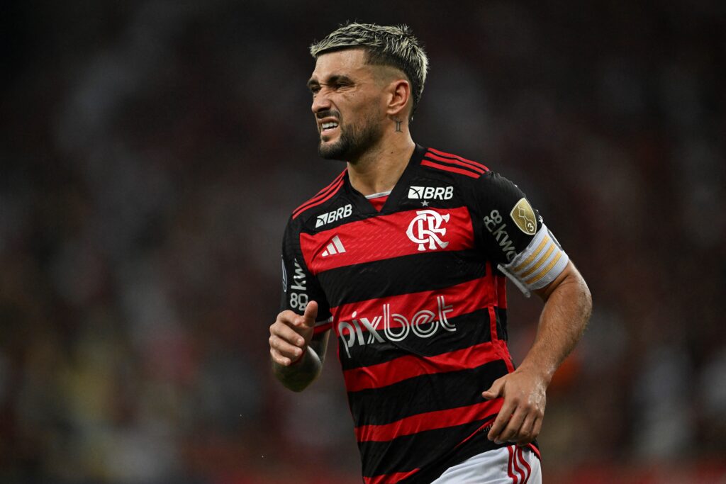 Arrascaeta em campo com a camisa do Flamengo