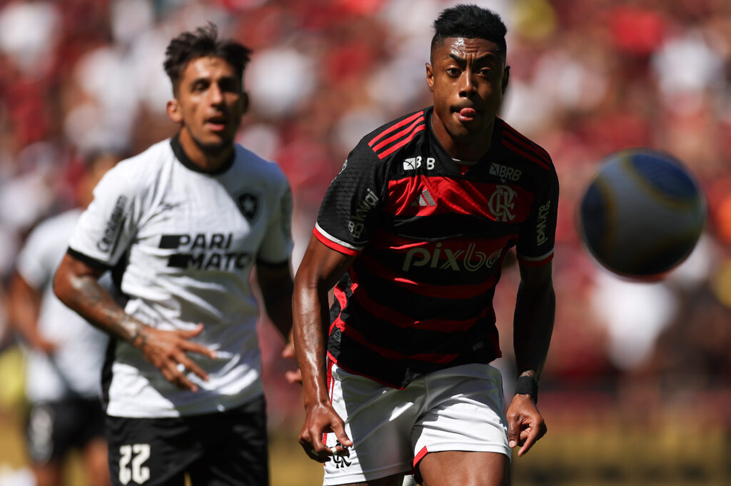 Bruno Henrique disputa bola em Flamengo x Botafogo