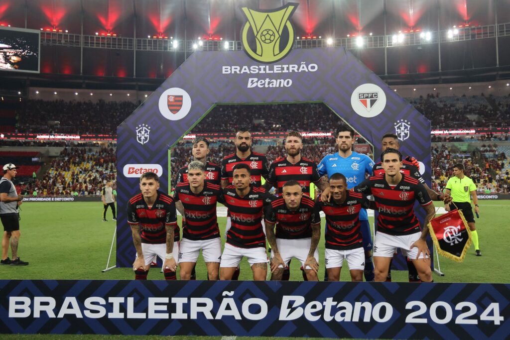 Time do Flamengo perfilado antes de partida pelo Brasileirão Fla se isola como time com jogos às 11 contra o Botafogo