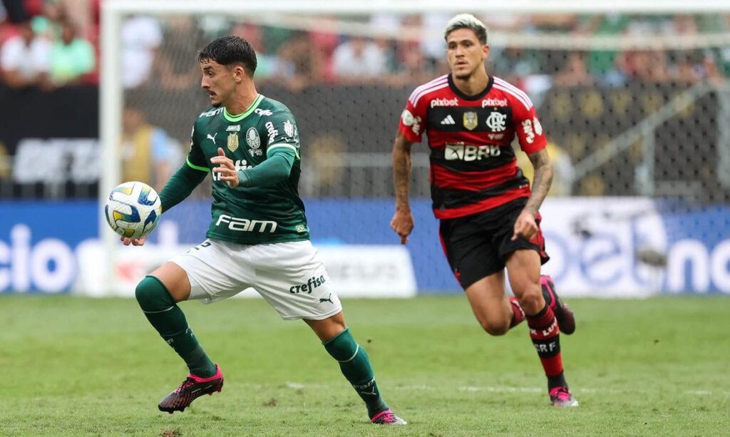 Flamengo e Palmeiras se enfrentam pelo Campeonato Brasileiro