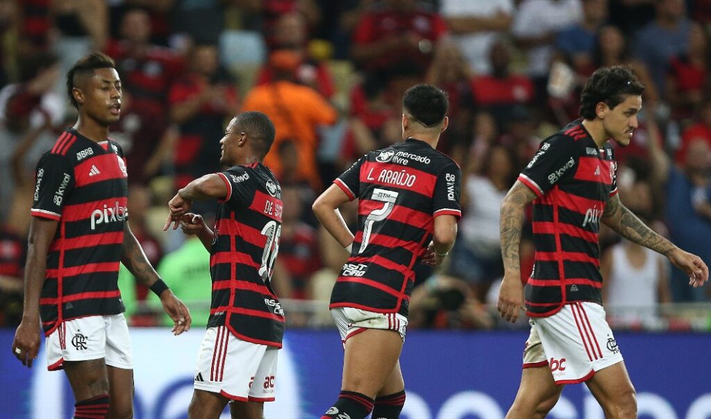 Pedro, Bruno Henrique e Luiz Araújo comemoram o gol de Nico De La Cruz, o segundo da vitória do Flamengo sobre o São Paulo, pela segunda rodada do Campoenato Brasileiro 2024