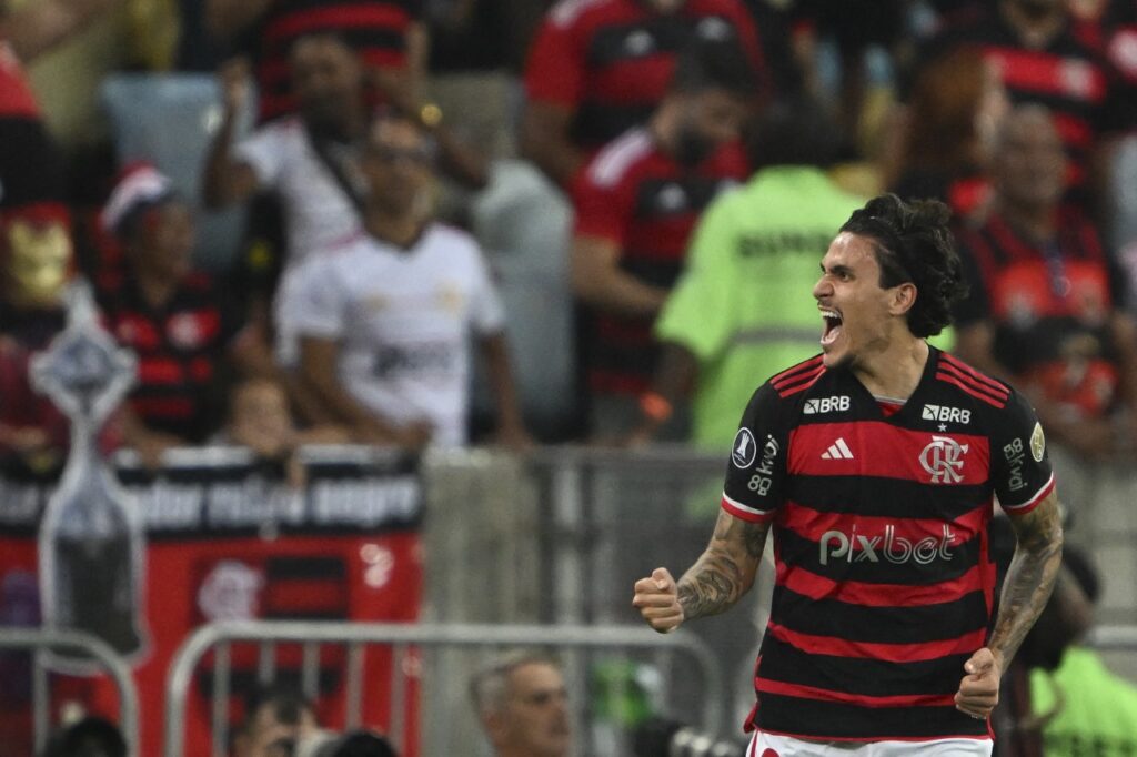 Pedro, do Flamengo, comemora seu gol marcado contra o Palestino pela Libertadores, com a torcida ao fundo