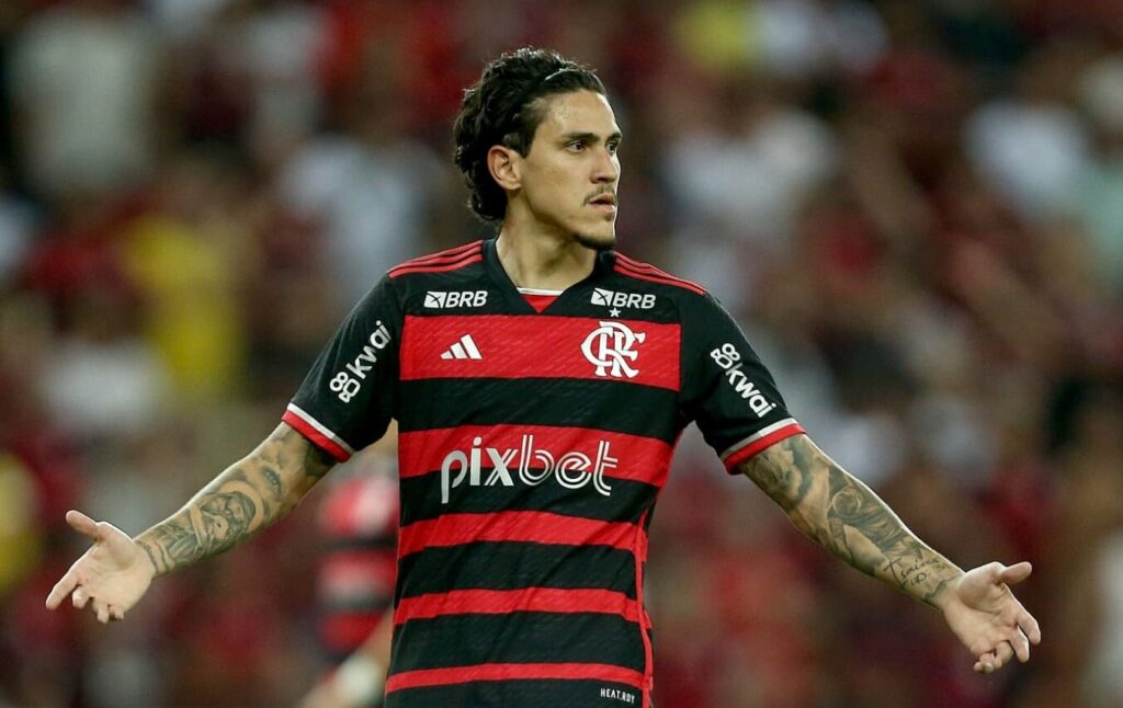 Pedro em jogo do Flamengo e marca da Pixbet estampada no espaço master do Manto; campanha na Libertadores ameaça negociação