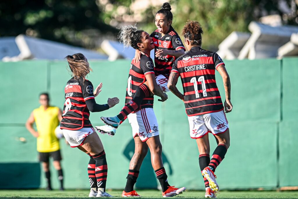 Cristiane, Gisseli e demais jogadoras do Flamengo comemoram gol sobre o Fluminense.