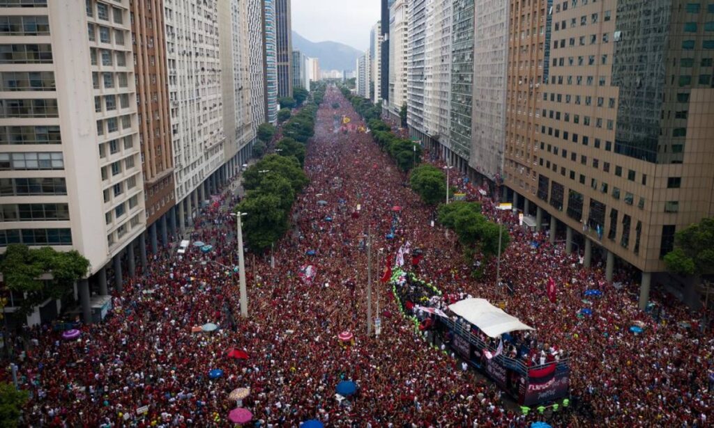 Festa da torcida do Flamengo que foi comparada com o show da Madonna no Rio de Janeiro. Time é tricampeão da Libertadores e comparação foi feita no X em Copacabana