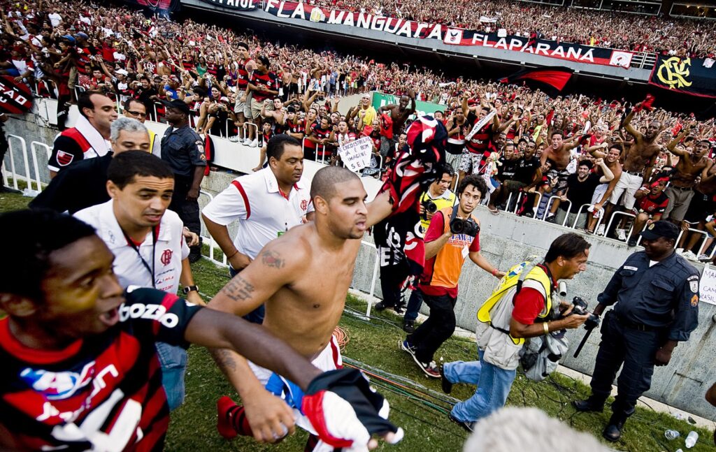Adriano comemora título do Flamengo no Campeonato Brasileiro 2009