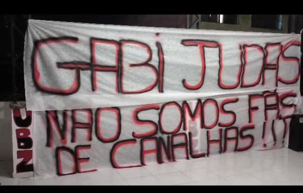 Bandeiras da torcida do Flamengo para Gabigol