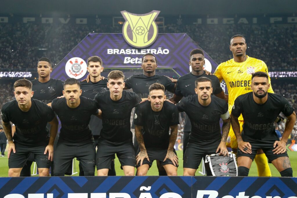 Time do Corinthians perfilado antes de partida do Brasileirão; time paulista é adversário do Flamengo na sexta rodada