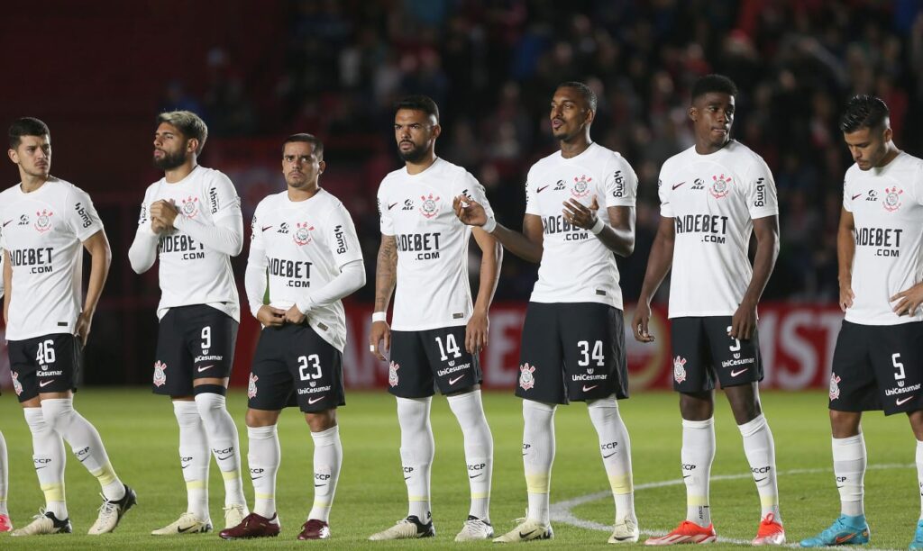 Corinthians perfilado antes de jogo