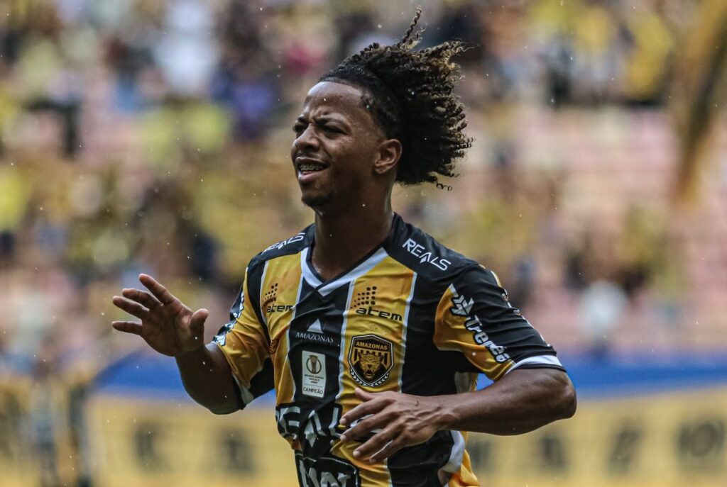 Ênio comemora gol da vitória do Amazonas FC sobre o Santos, pela Série B do Campeonato Brasileiro; atacante projetou jogo com o Flamengo