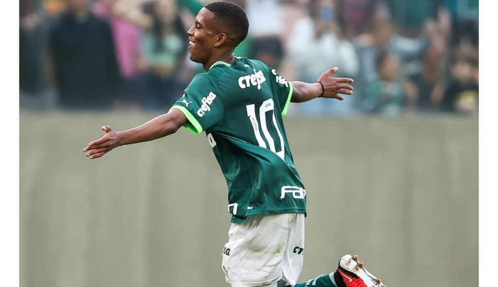 Estevão atuando pelo Palmeiras. Jogador foi comparado ao Cria do Flamengo Vini Jr por Rodrigo Taddei.