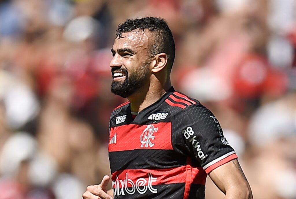 Fabrício Bruno sorri em jogo do Flamengo; zagueiro vai gerar lucro de R$ 67 milhões aos cofres do Flamengo