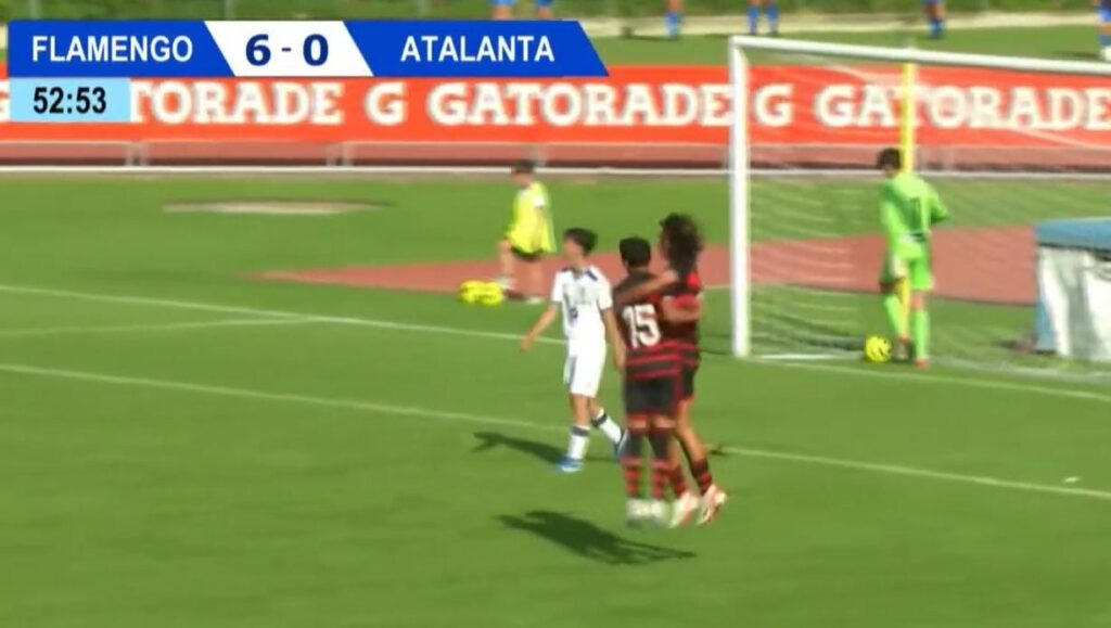 Flamengo comemora gol sobre Atalanta