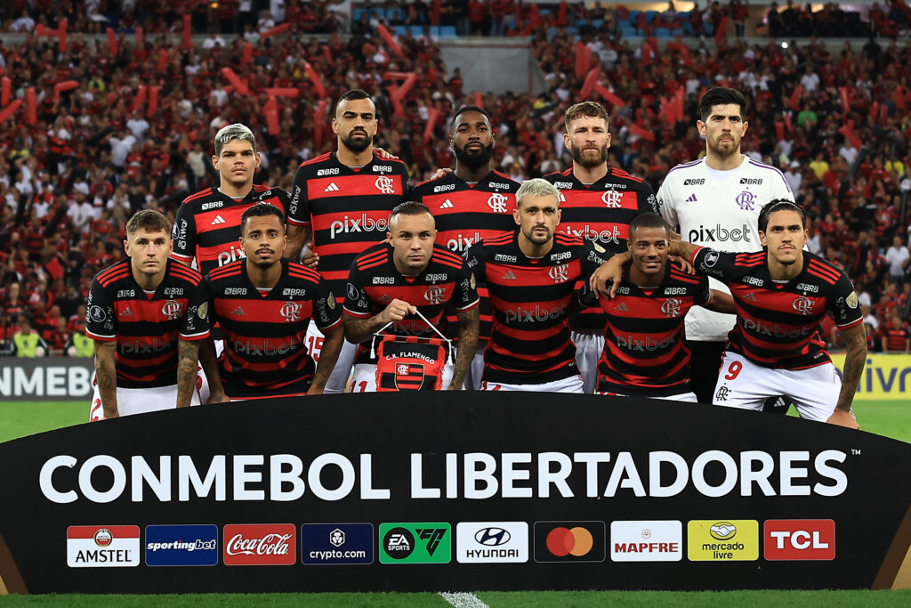 Time do Flamengo perfilado antes de jogo da Libertadores; Clube se destaca em estudo sobre elencos do futebol brasileiro
