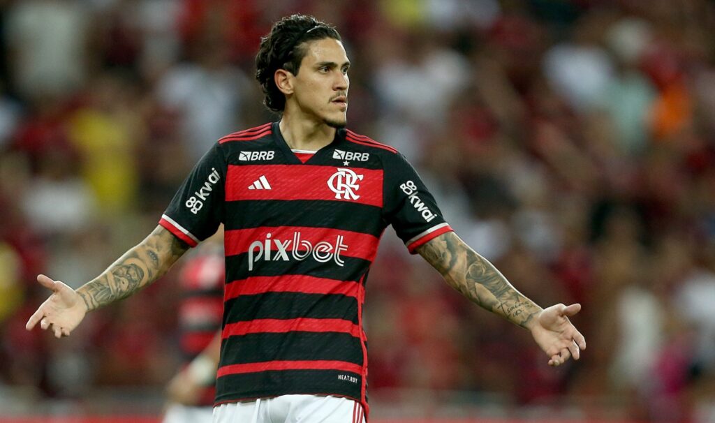 Pedro em campo pelo Flamengo; tabela do Brasileirão gera questionamentos à CBF nas redes