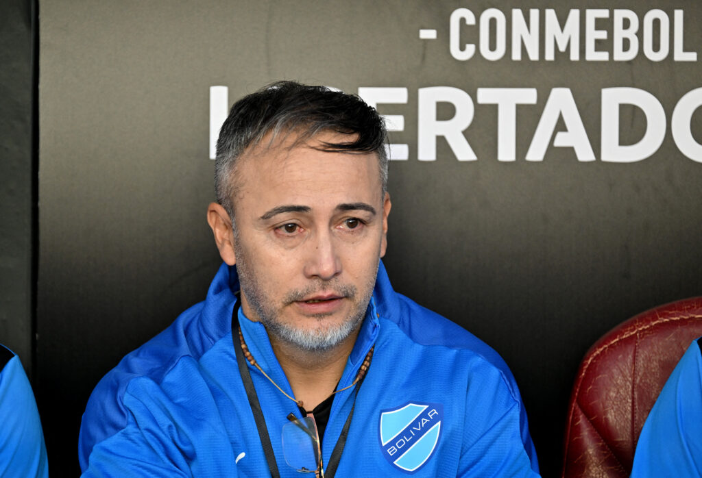 Flavio Robatto em jogo do Bolívar na Libertadores; treinador projetou jogo contra o Flamengo no Maracanã