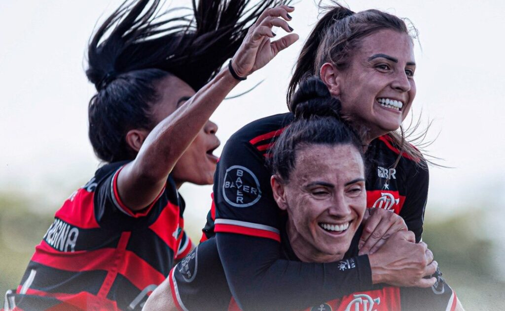 Jogadoras do Flamengo comemoram gol contra o Botafogo