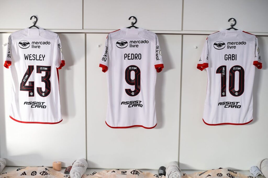 Camisas do Flamengo no vestiário do estádio Nabi Abi Chedid