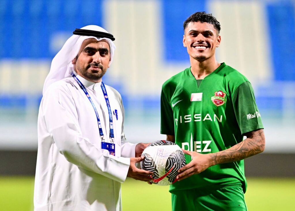 Mateusão recebe bola do jogo após marcar quatro gols pelo Shabab Al-Ahli