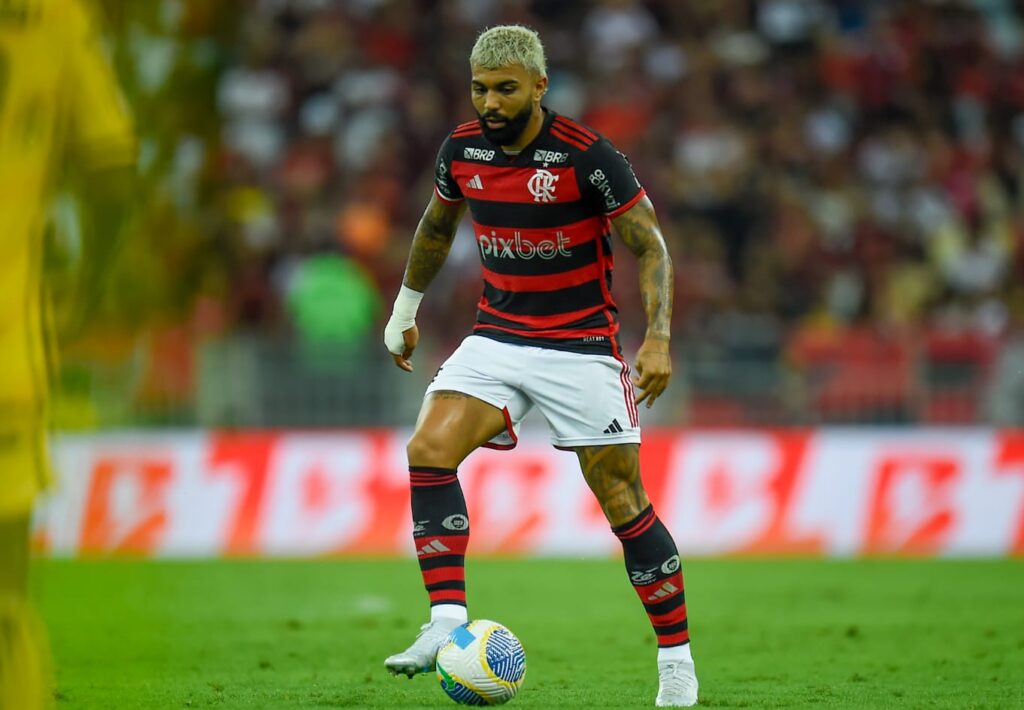 Com Filipe Luís, Gabigol soma mais impedimentos do que finalizações no Flamengo