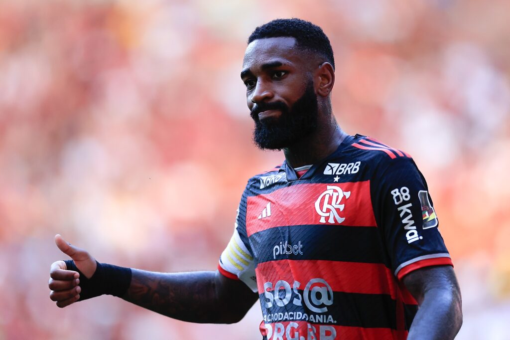 Gerson faz joinha, mas se lamenta durante vitória do Flamengo contra o Corinthians pelo Brasileirão 2024