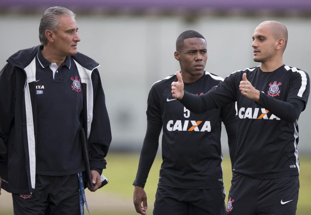 Fábio Santos trabalhou com Tite no Corinthians