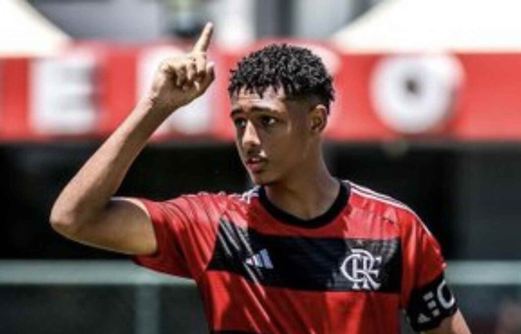 João Victor Souza em campo pelo Flamengo; zagueiro projetou jogo contra Atlético-MG pelo Brasileirão Sub-20