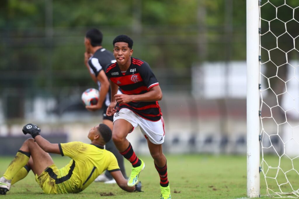 Joshua, do Flamengo, sai para comemorar após gol contra o Botafogo pela Copa Rio Sub-17