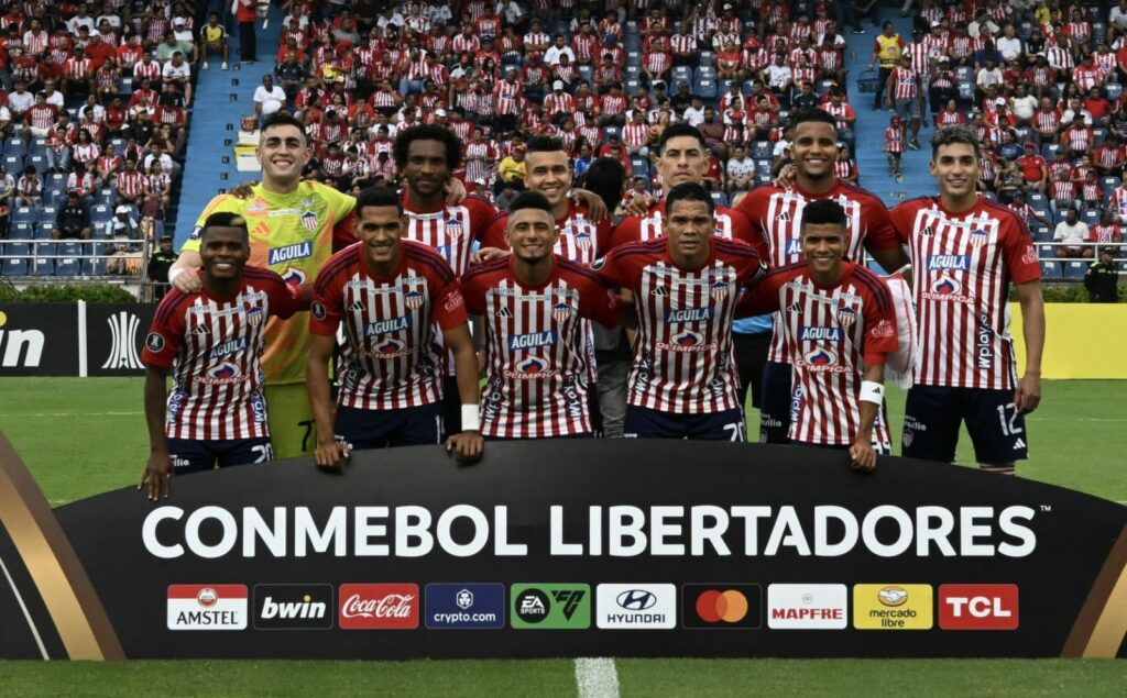 Time do Junior Barranquilla perfilado antes de partida pela Libertadores; time colombiano pode ser adversário do Flamengo nas oitavas de final