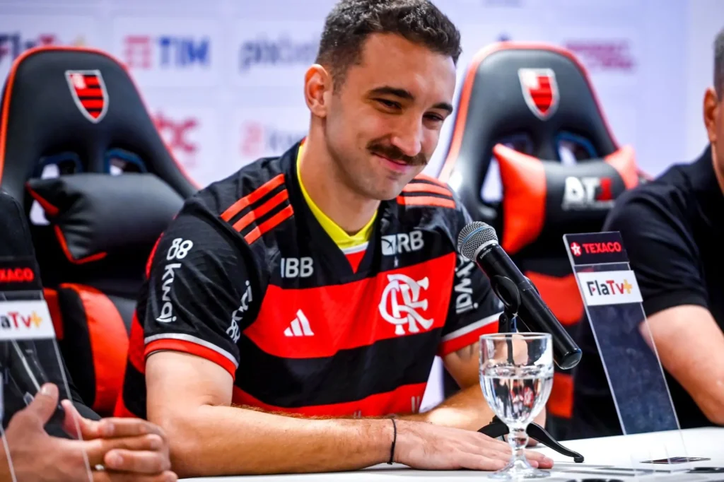 Léo Ortiz sorri na sala de imprensa do Ninho do Urubu, CT do Flamengo