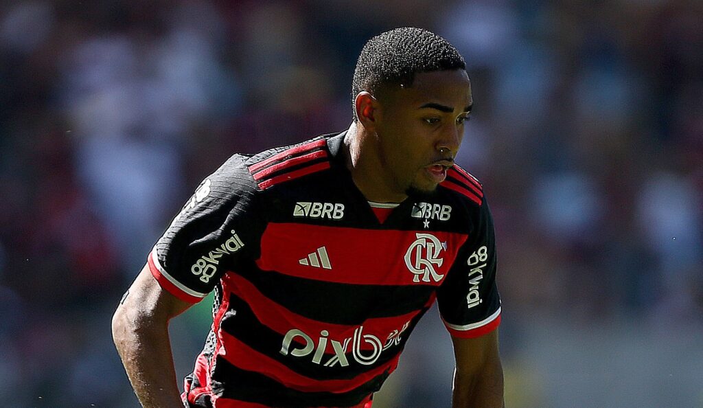 Lorran em campo pelo Flamengo; joia da base está ganhando cada vez mais espaço com Tite após conselhos de David Luiz