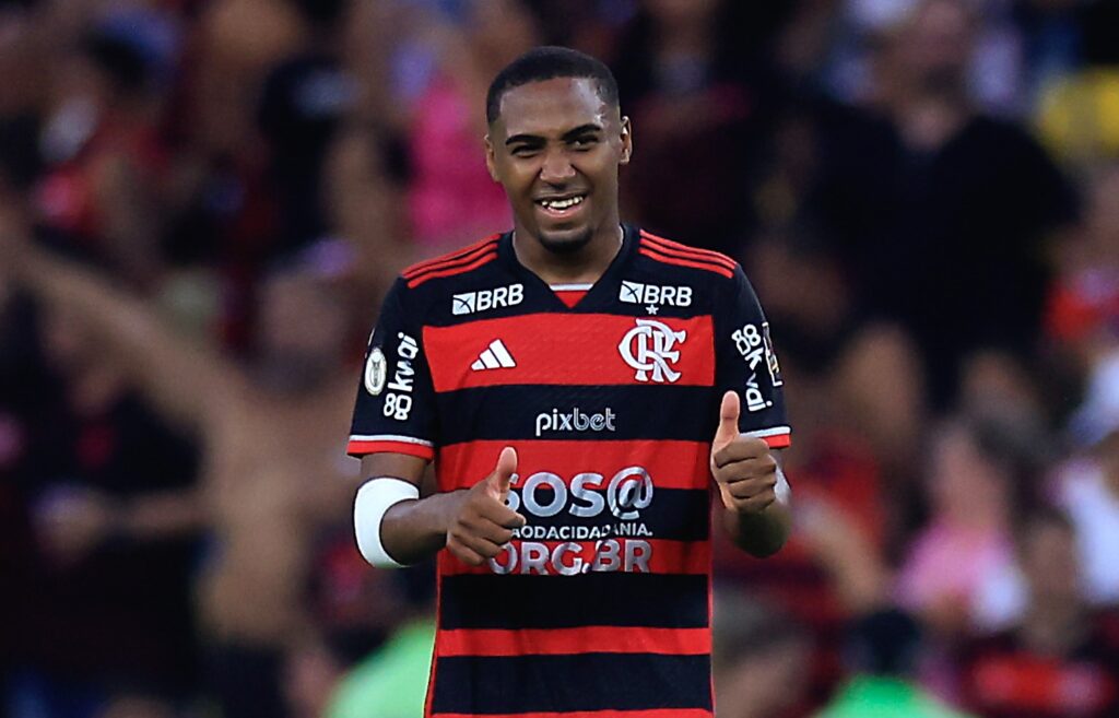 Lorran sorridente e fazendo sinal de positivo em Flamengo x Corinthians; meia foi destaque da equipe e pode ser titular contra Bolívar