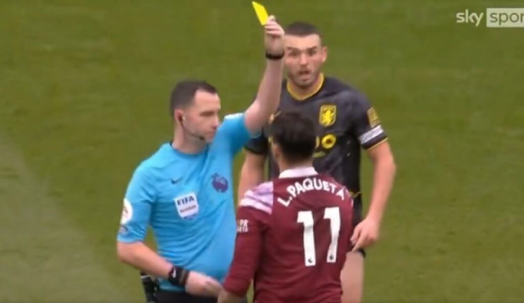 Lucas Paquetá recebendo cartão amarelo no West Ham