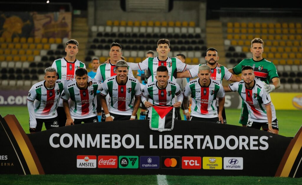 Time do Palestino perfilado antes de jogo na Libertadores; equipe enfrena o Flamengo nesta terça