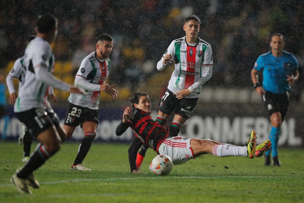 Bem marcado, Pedro não alcança a bola durante Palestino 1x0 Flamengo pela Copa Libertadores