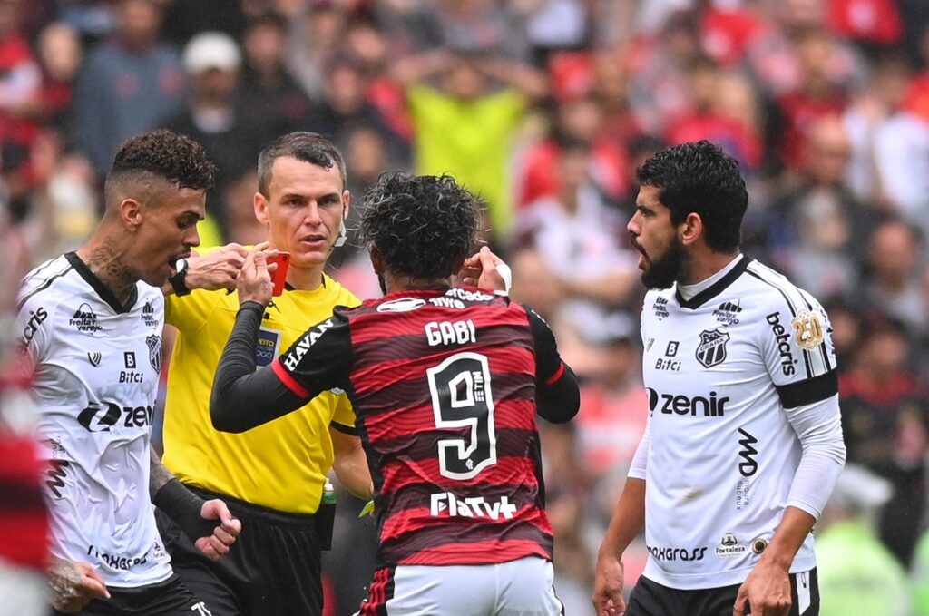 Paulo Zavonelli expulsa Gabigol em Flamengo x Ceará, em 2022; árbitro foi escalado para apitar jogo contra o Bragantino