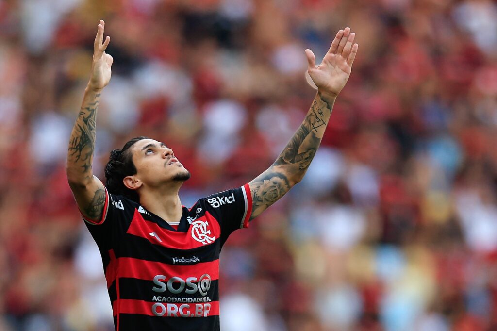 Pedro celebra gol que abriu o placar em Flamengo 2x0 Corinthians pelo Campeonato Brasileiro