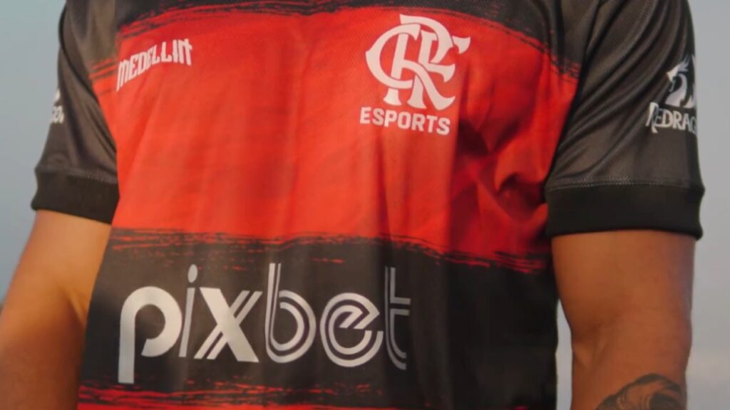 Pixbet estampada na camisa do Flaesports; casa de apostas é nova patrocinadora dos esportes eletrônicos rubro-negros