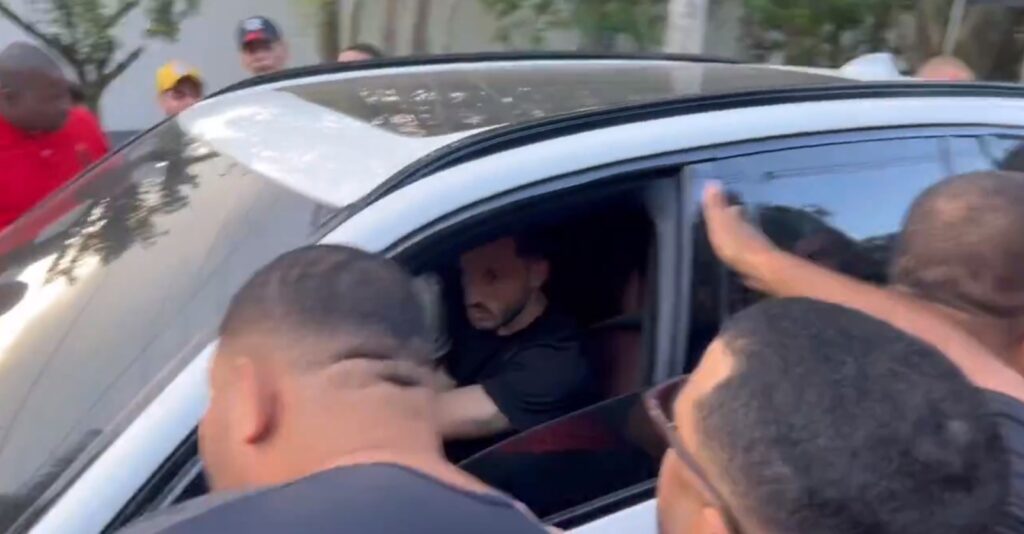 Torcedores do Flamengo cobram carro em que estavam Viña e Arrascaeta na porta do Ninho do Urubu