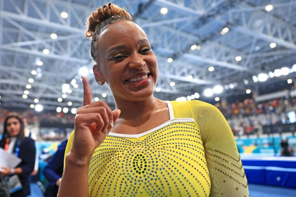Rebeca Andrade após ganhar medalha de ouro no Mundial da Antuérpia; ginasta do Flamengo é maior ginasta brasileira de todos os tempos e pode fazer histórias em Paris 2024