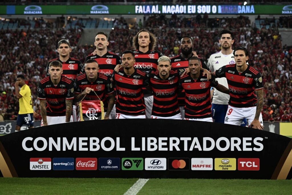 Time do Flamengo perfilado antes de enfrentar o Millonarios no Maracanã; time precisa de mais três vitórias para alcançar feito na Libertadores
