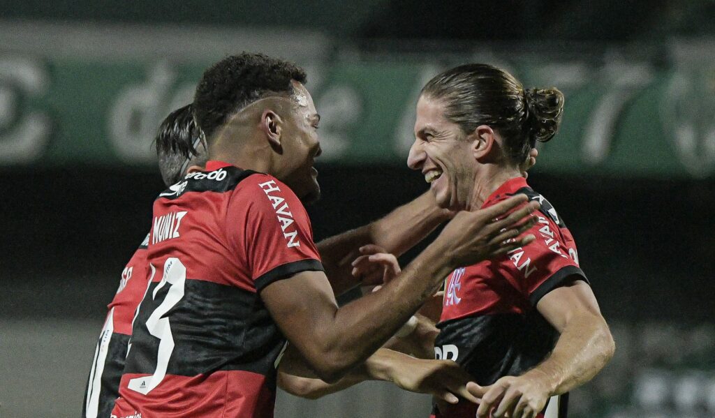 Rodrigo Muniz, hoje no Fulham, abraça Filipe Luís após gol pelo Flamengo